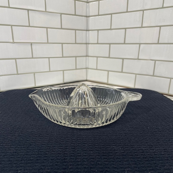 Vintage Clear Glass Hand Juicer Reamer Orange Lemon Citrus Juicer - Large - Picture 2 of 10